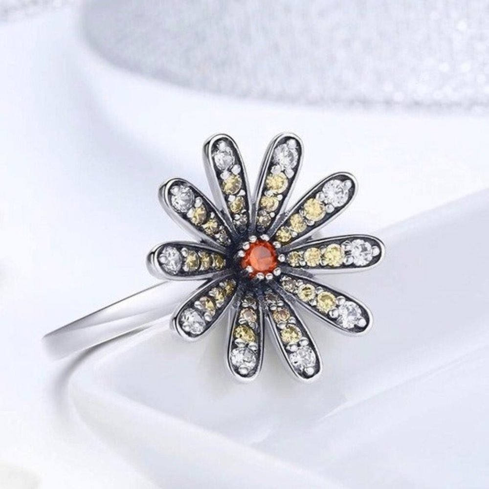 .925 Sterling Silver Daisy Ring Size 8